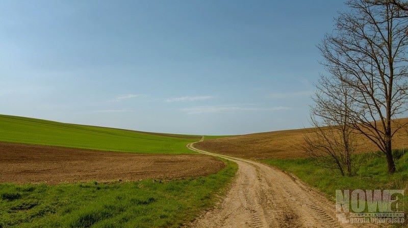 Zaorują polne drogi - Zdjęcie główne