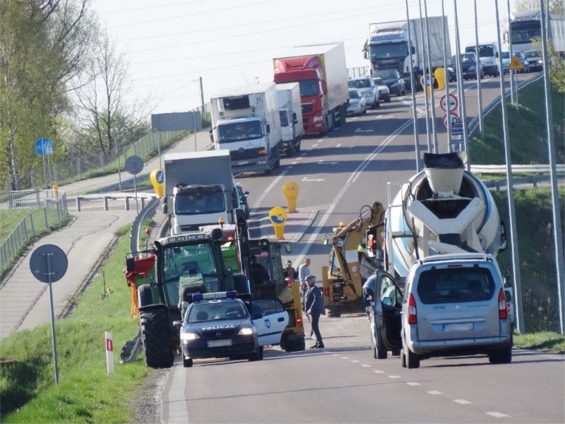 Zboże wysypało się na jezdnię - Zdjęcie główne