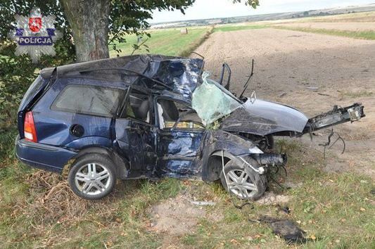 Zjechał z drogi i uderzył w drzewo - Zdjęcie główne