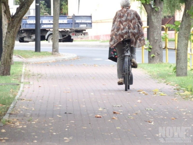 Rowerzyści na chodnikach utrapieniem pieszych - Zdjęcie główne