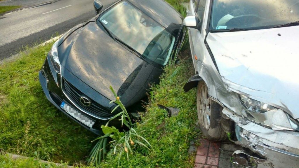 Zderzenie mazdy z fordem (foto) - Zdjęcie główne