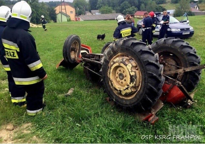 Ciągnik przewrócił się, mężczyzna trafił do szpitala - Zdjęcie główne