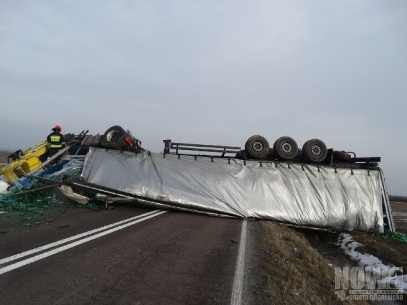 Tir przewrócił się na drodze - Aktualizacja (FOTO) - Zdjęcie główne