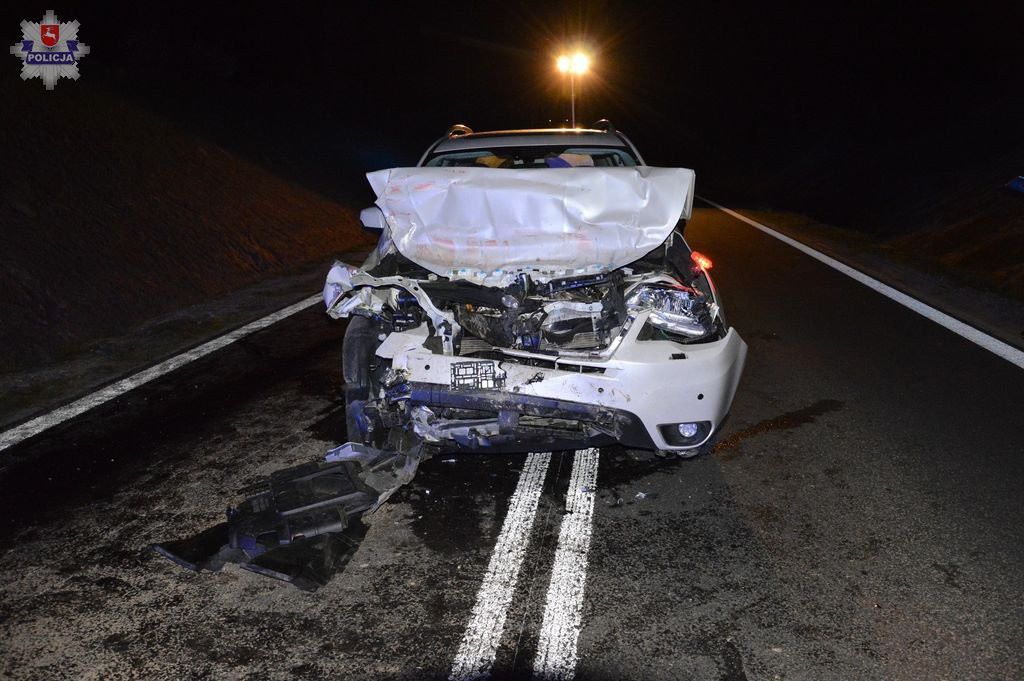 Zderzenie subaru z ciągnikiem rolniczym - Zdjęcie główne