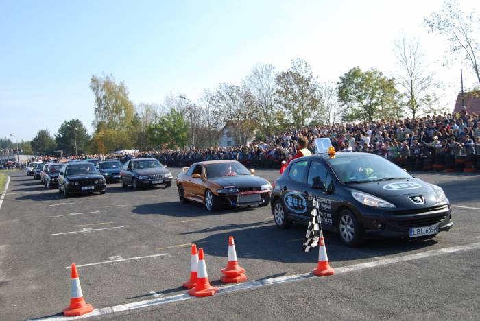 Autodrom podzielony - Zdjęcie główne
