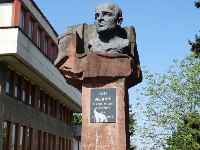 Pomnik Dechnika do rozbiórki - Zdjęcie główne
