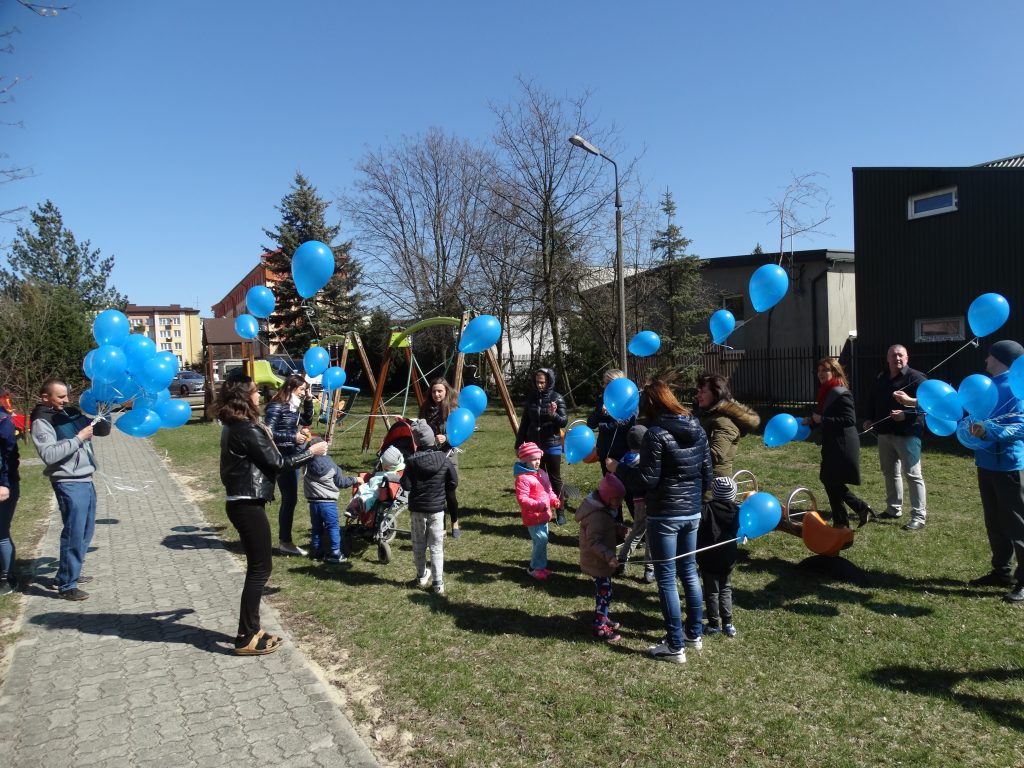 Niebieskie balony powędrowały do nieba - Zdjęcie główne