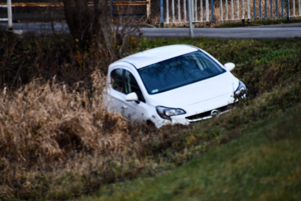 Opel w rowie - Zdjęcie główne