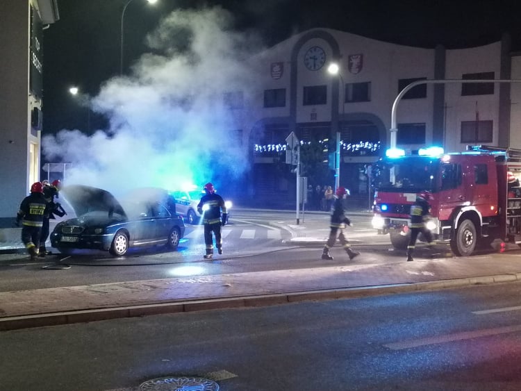 Obok starostwa płonęło auto - Zdjęcie główne