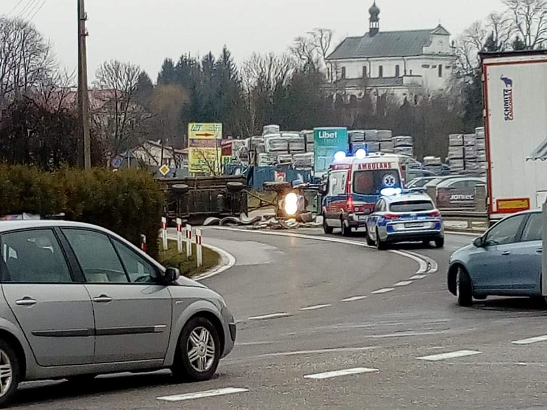 Ciągnik blokował drogę - Zdjęcie główne