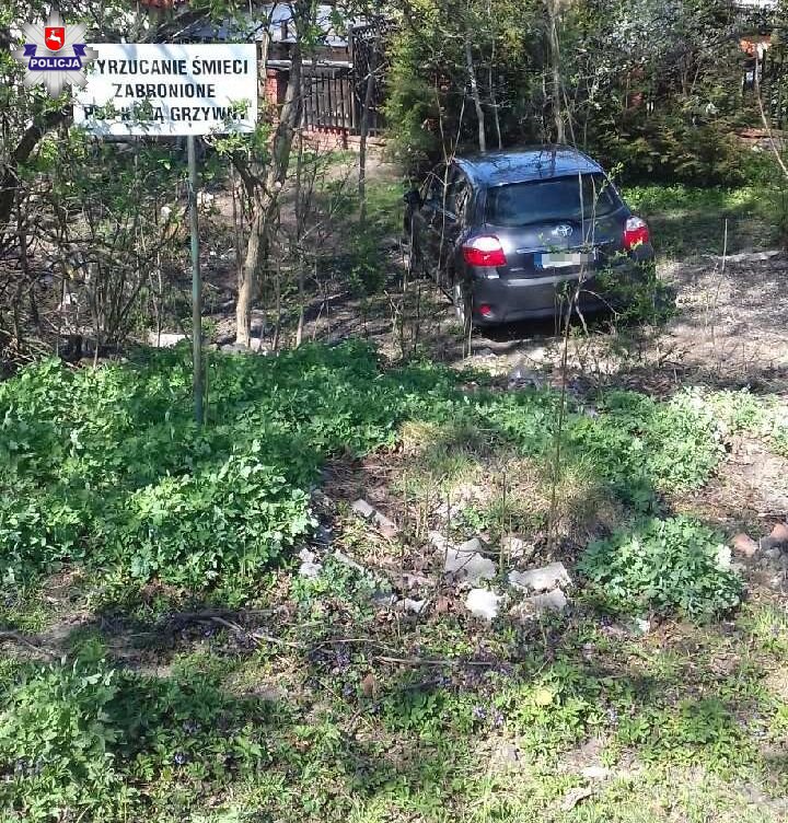 Samochód stoczył się z parkingu - Zdjęcie główne