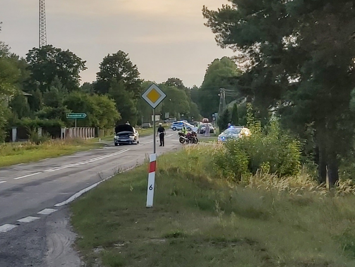 Zderzenie motocykla i dwóch samochodów - Zdjęcie główne