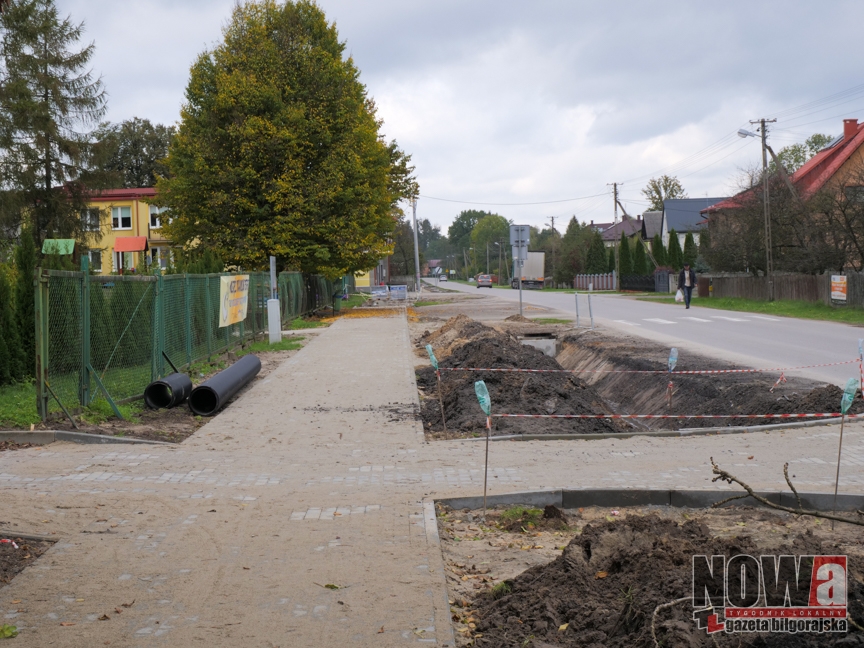 Kasa leży na chodniku. U kogo? - Zdjęcie główne