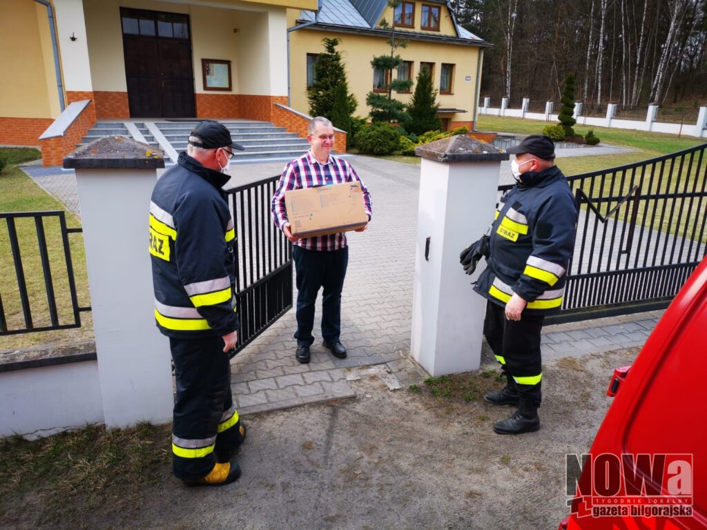 Straż roznosiła maseczki i płyn dezynfekcyjny - Zdjęcie główne