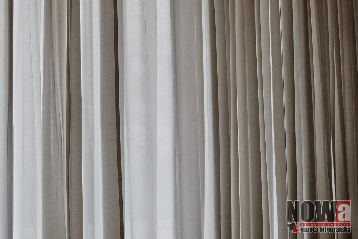 W jakich wnętrzach sprawdzą się krótkie firanki? - Zdjęcie główne