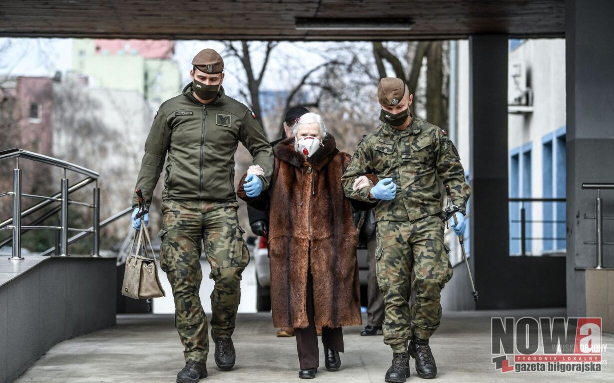Seniorzy się szczepią, a terytorialsi im pomagają - Zdjęcie główne
