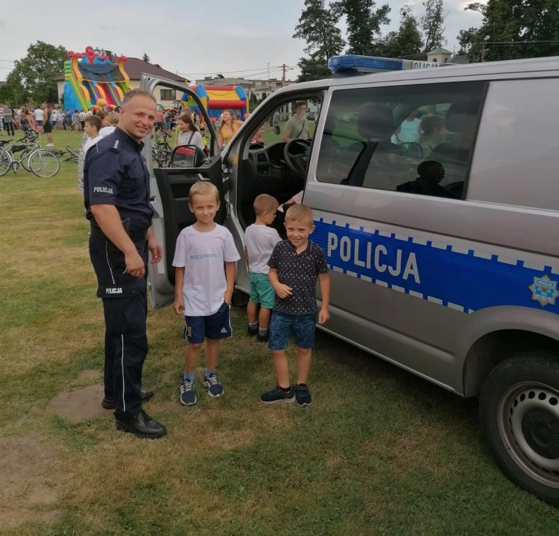 Policjanci na festynie w Obszy - Zdjęcie główne