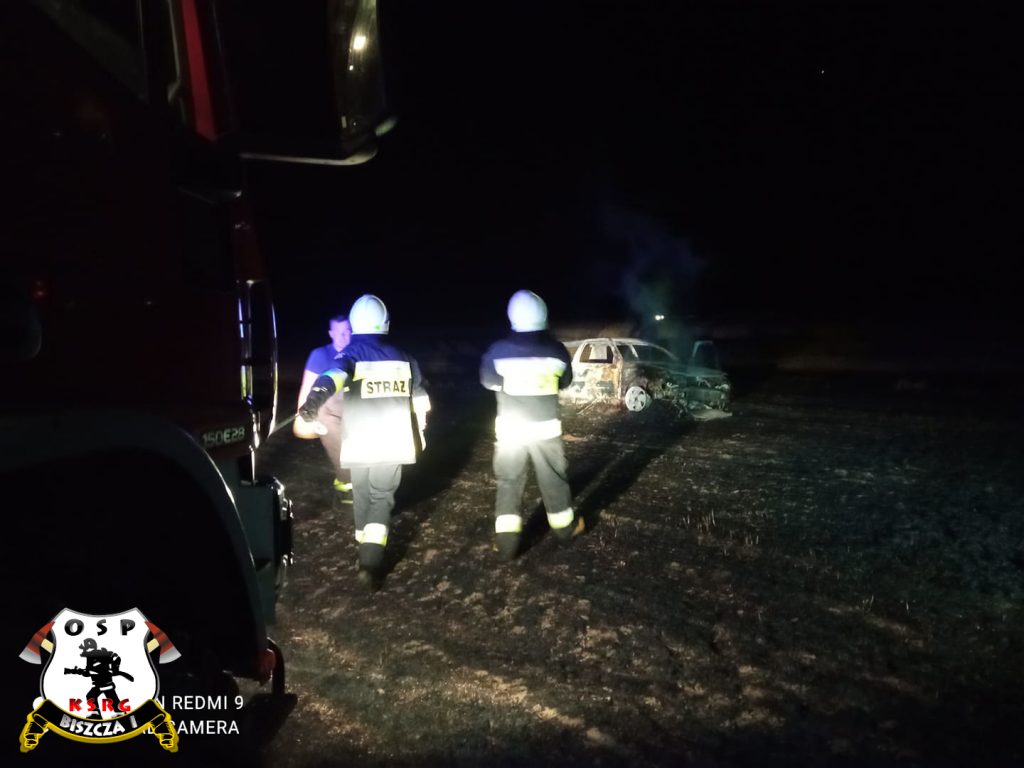 Samochód zapalił się od ścierniska, a ściernisko od samochodu - Zdjęcie główne