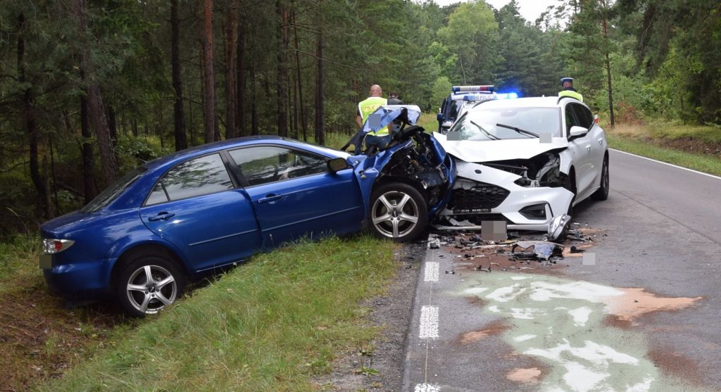 Poszli na czołówkę. Kobieta trafiła do szpitala - Zdjęcie główne