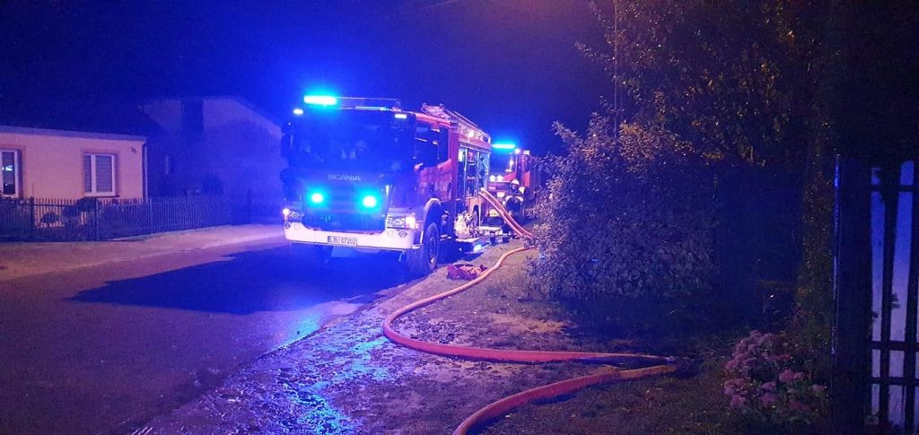 Spłonął budynek w Gromadzie. Jedna osoba trafiła do szpitala - Zdjęcie główne