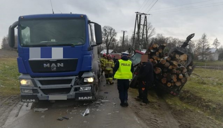 Ciągnikiem wjechał do rowu - Zdjęcie główne