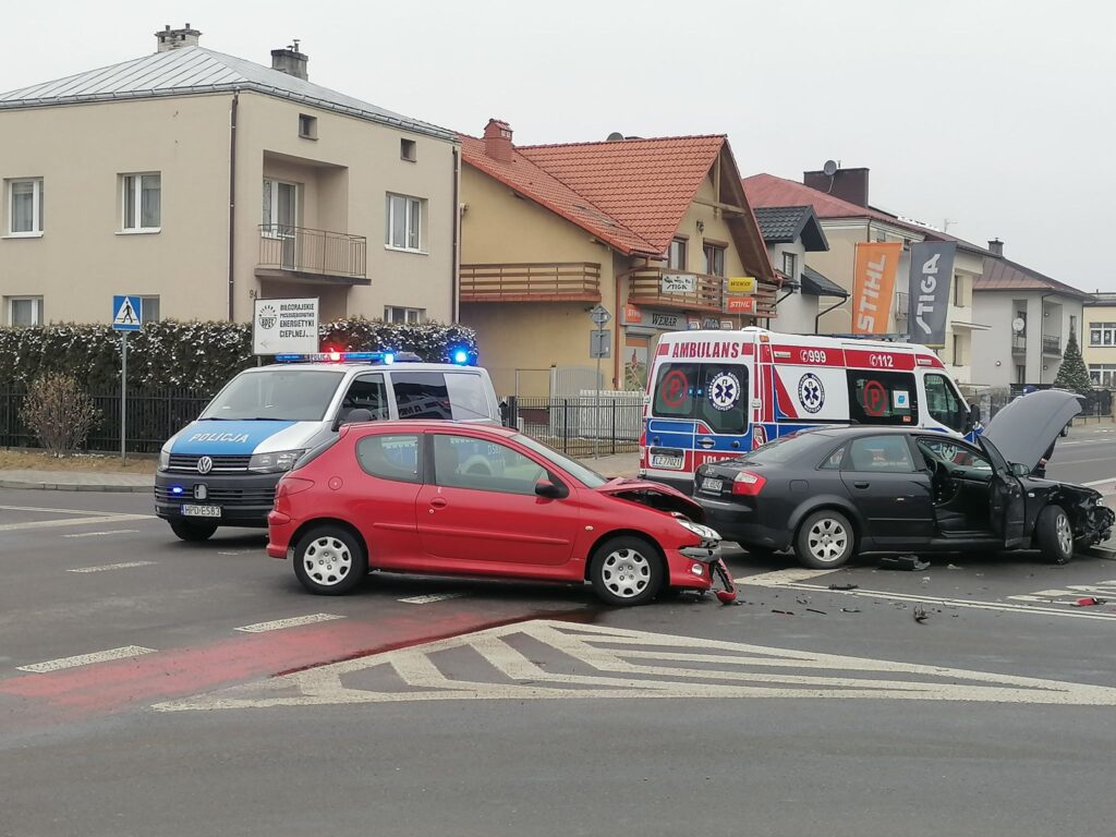 Zderzenie pojazdów. Dwie osoby trafiły do szpitali - Zdjęcie główne