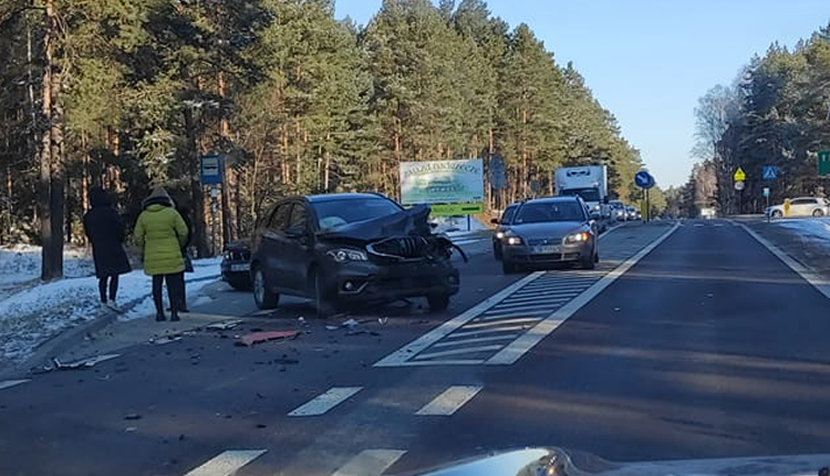 Kolizja czterech samochodów na trasie nr 835 - Zdjęcie główne