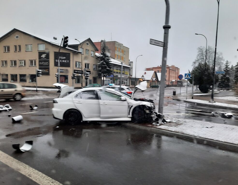 Zatrzymała się na słupie sygnalizacji świetlnej - Zdjęcie główne