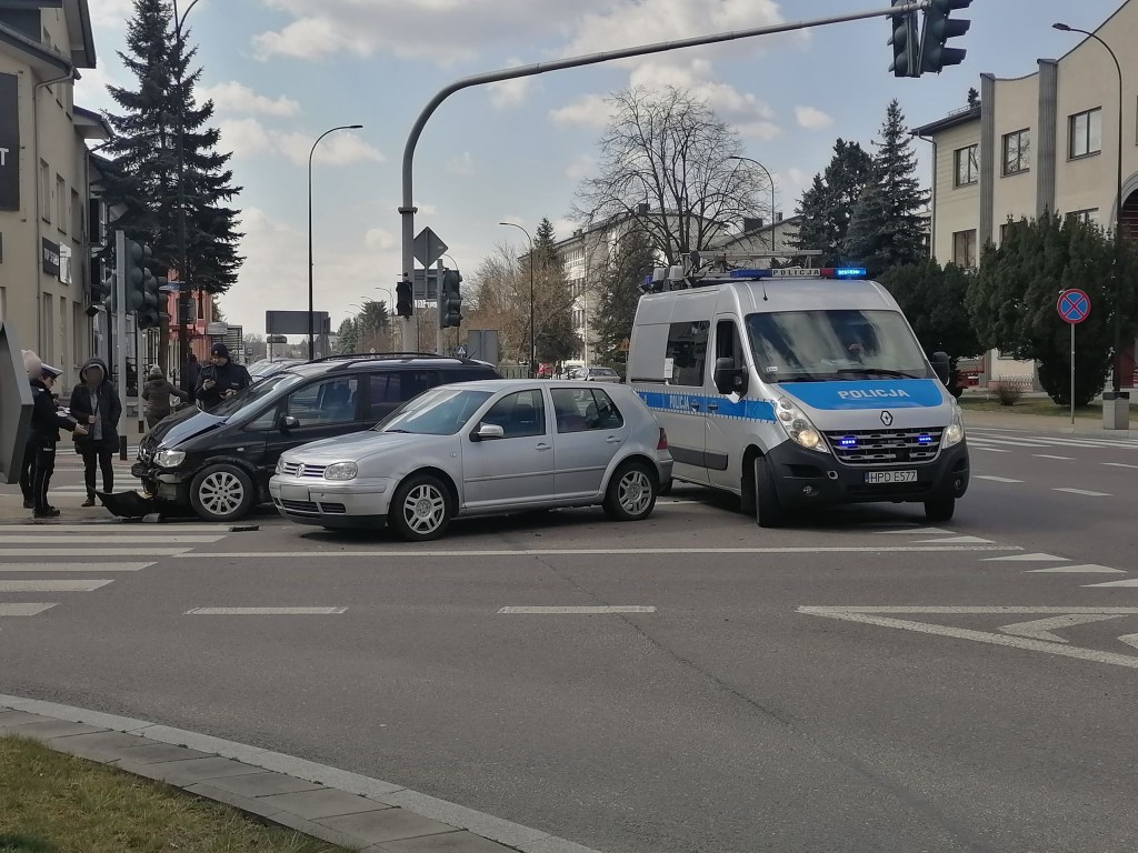 Kolizja na skrzyżowaniu obok starostwa - Zdjęcie główne