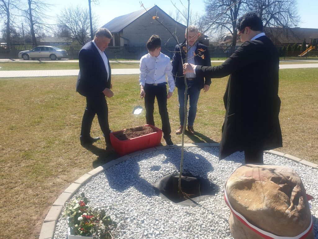 Bukowina: Posadzono "Dąb Pamięci" przy szkole - Zdjęcie główne