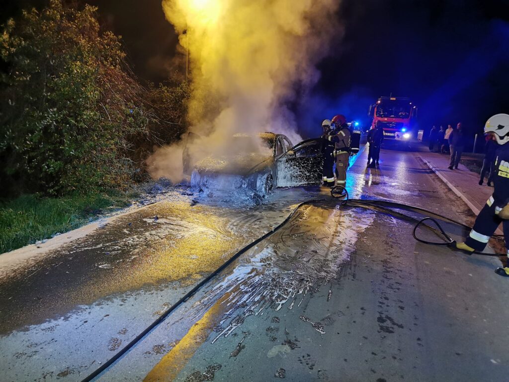 Płusy: Spłonął mercedes - Zdjęcie główne