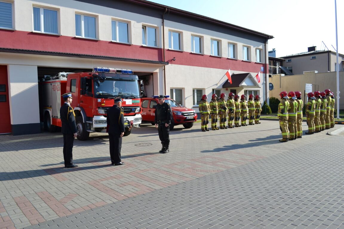 Uroczyste podniesienie flagi przy Państwowej Straży Pożarnej - Zdjęcie główne