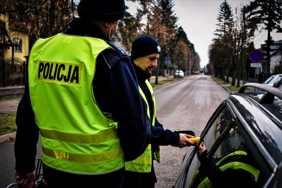 Pijany mieszkaniec powiatu chciał przekupić policjantów - Zdjęcie główne