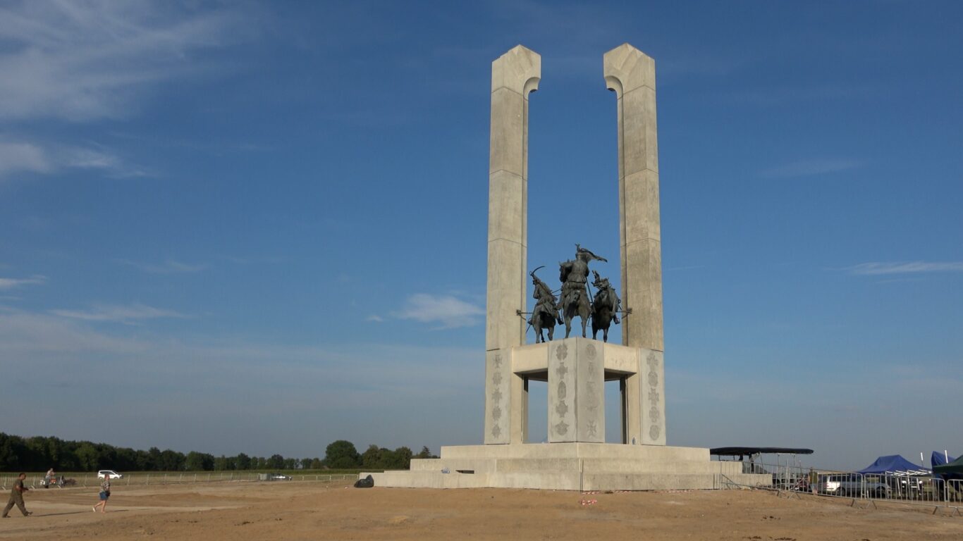 W rocznicę bitwy pod Komarowem. Oficjalne odsłonięcie pomnika (video) - Zdjęcie główne