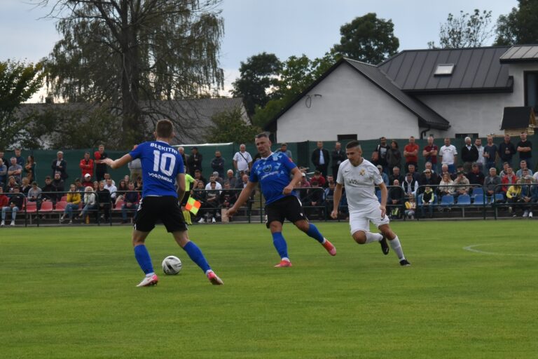 Piłkarskie derby w Obszy. Grom grał z Błękitnymi - Zdjęcie główne