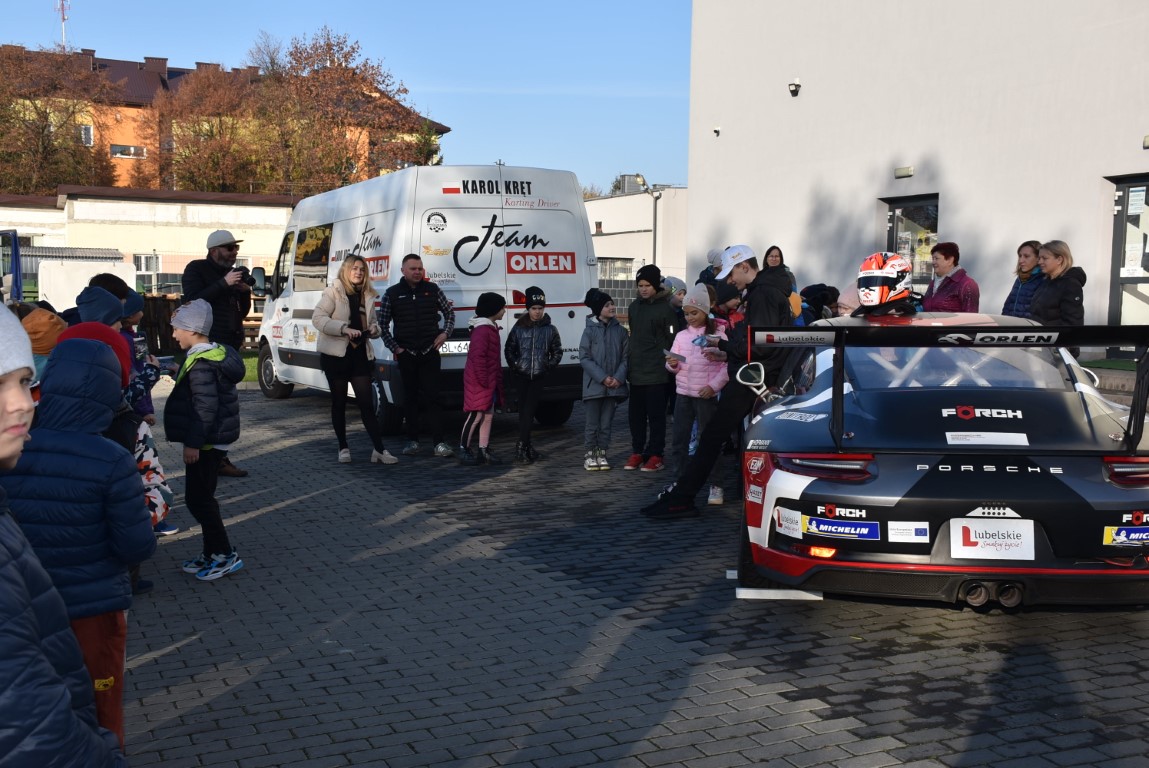 Do biłgorajskiej szkoły przyjechało Porsche. Karol Kręt z wizytą u uczniów (FOTO) - Zdjęcie główne