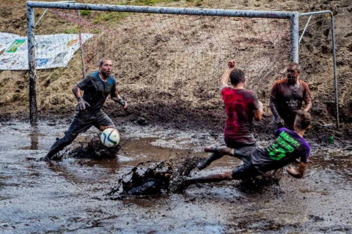 Szaleńcy z Rakówki grają w ... piłkę błotną. I są naprawdę mocni - Zdjęcie główne