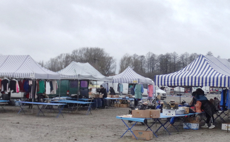 Dziś czwartek. Biłgorajski targ niezmiennie przyciąga ludzi (foto) - Zdjęcie główne