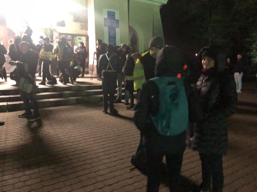 W Biłgoraju pielgrzymi już wyruszyli. Przed nimi całonocna Ekstremalna Droga Krzyżowa (foto) - Zdjęcie główne