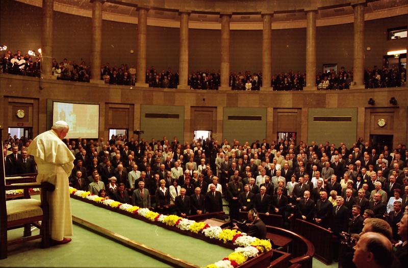 Jest uchwała Sejmu w sprawie obrony dobrego imienia św. Jana Pawła II - Zdjęcie główne