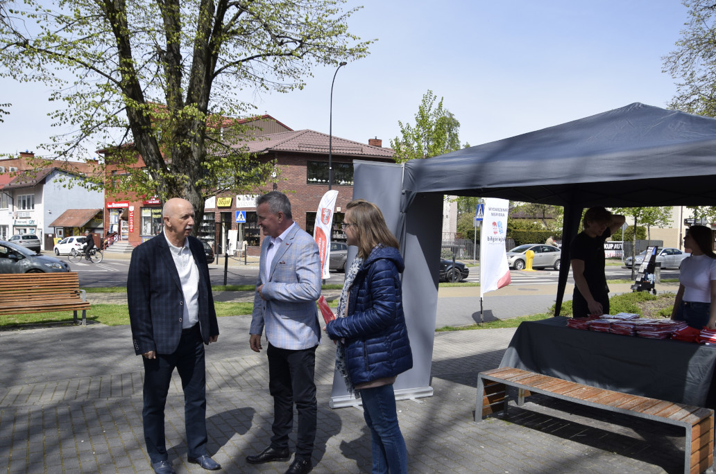 Darmowe flagi w centrum Biłgoraja. Przyjdź i odbierz (foto) - Zdjęcie główne