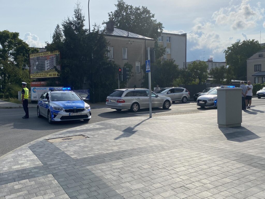 Kobieta potrącona na przejściu dla pieszych (foto) - Zdjęcie główne