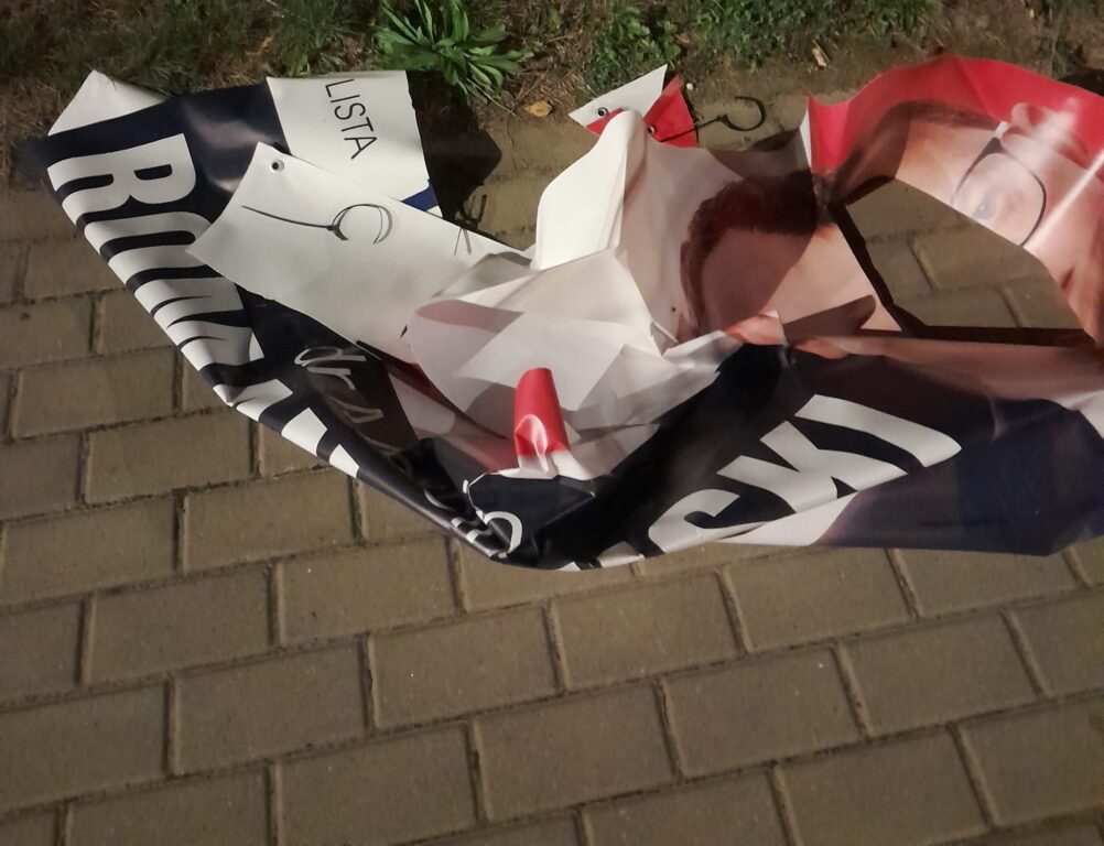 Kto niszczy banery w Biłgoraju? Radny daje nagrodę za wskazanie sprawcy - Zdjęcie główne