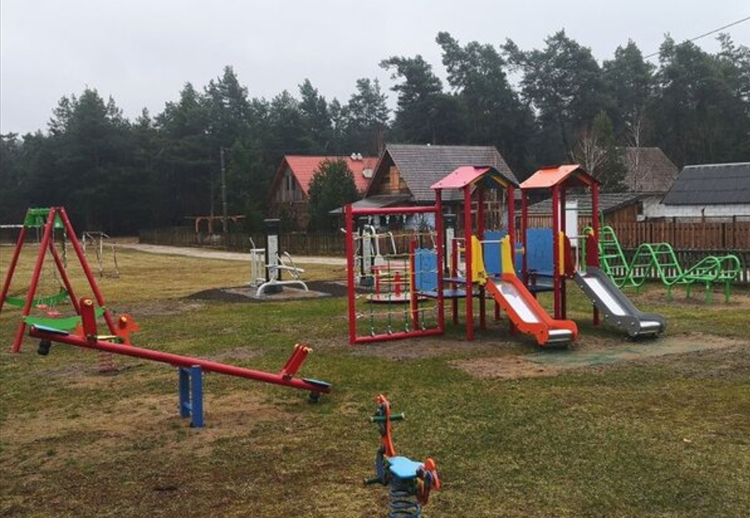 Place zabaw w dwa miesiące - Zdjęcie główne