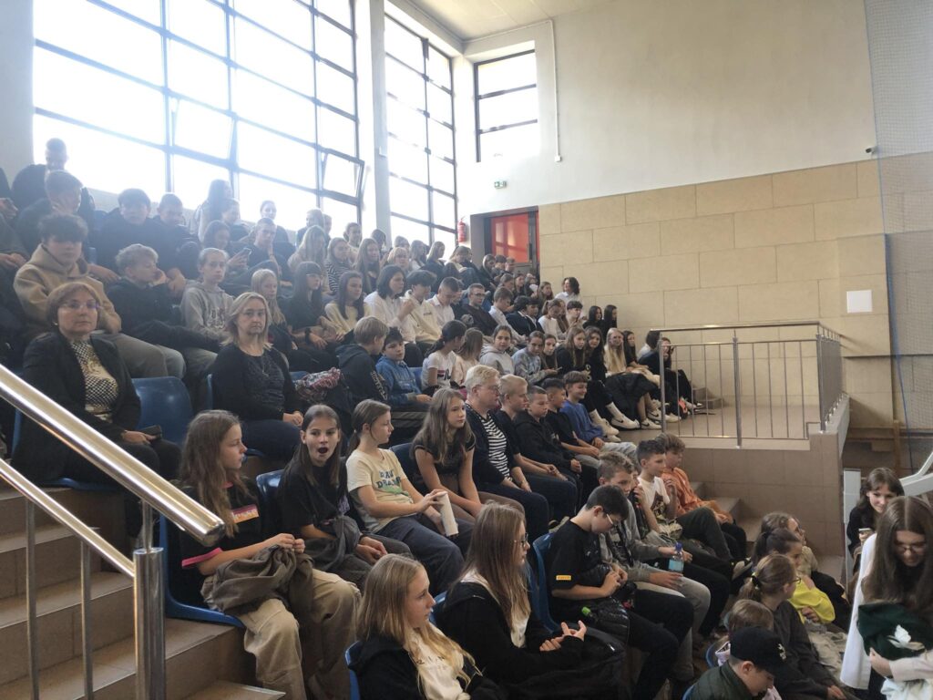 Znani artyści przyjechali do Biłgoraja. Sala pęka w szwach (foto) - Zdjęcie główne