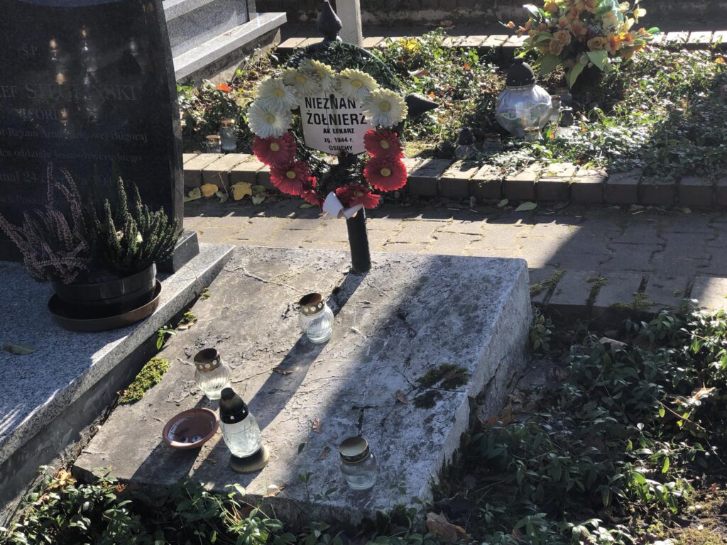Biłgoraj pamięta o bohaterach. Cmentarz zalała fala zniczy (galeria zdjęć) - Zdjęcie główne