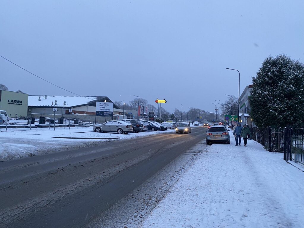 Biało w Biłgoraju, coraz trudniejsze warunki w powiecie (foto) - Zdjęcie główne