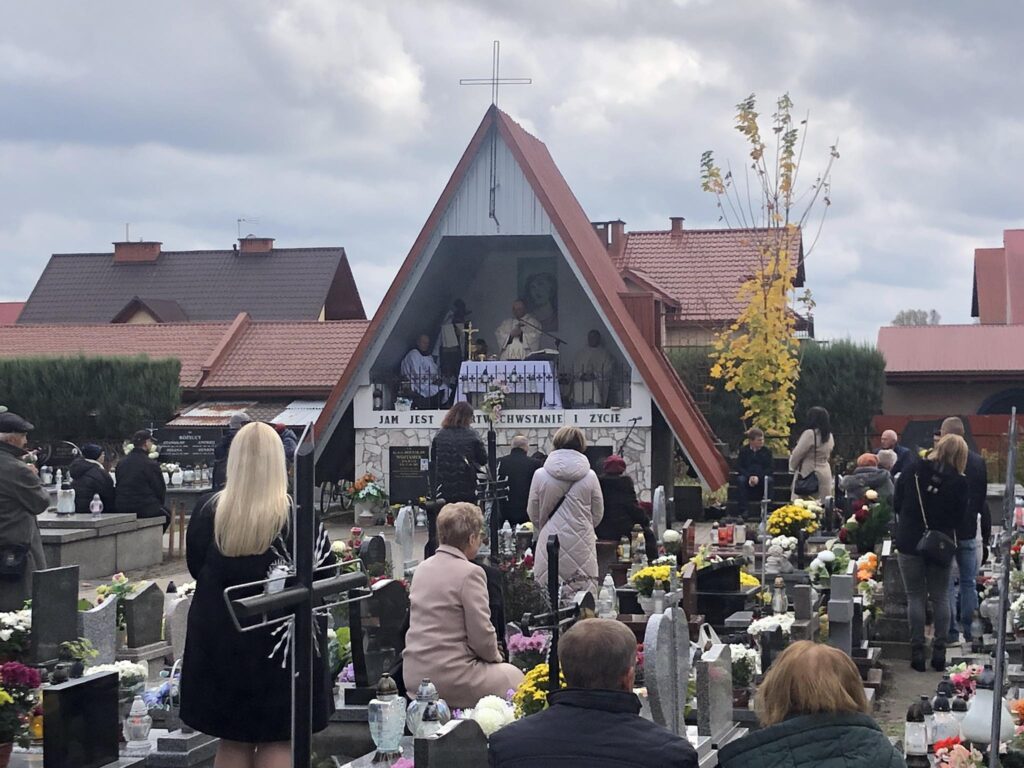 Prawdziwe tłumy na cmentarzach w Biłgoraju (foto) - Zdjęcie główne