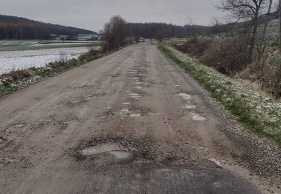 "Ta droga to pośmiewisko!" - grzmią mieszkańcy. Nawet mapy Google ignorują drogę powiatową (foto) - Zdjęcie główne