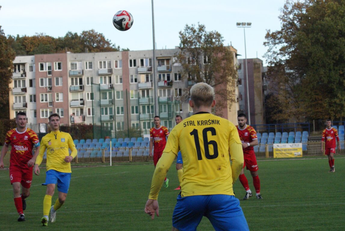 Gra IV liga piłkarska. Tłok w czołówce - Zdjęcie główne